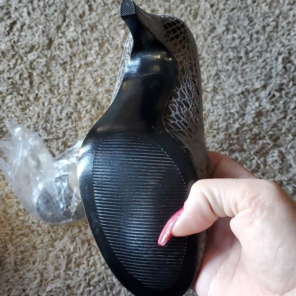 Shoes - Picture 4 of 4